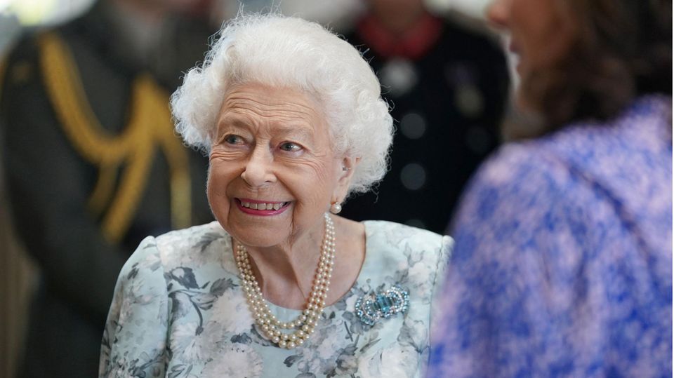 Queen Elizabeth: Mit diesen geheimen Zeichen beendet sie Gespräche -  Unterhaltung News